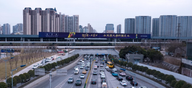西安東二環(huán)金花隧道鐵路圍擋大牌廣告，西安最大戶外大牌廣告價(jià)格
