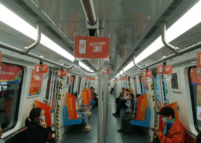 東莞地鐵車廂內(nèi)包車廣告站臺蔽門貼廣告案例，東莞地鐵廣告牌價格