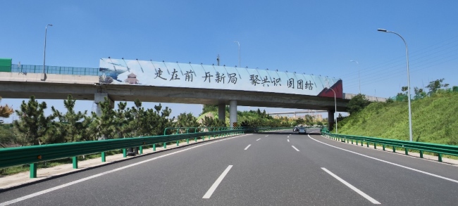 青島機(jī)場(chǎng)高速跨線橋圍擋廣告牌，青島膠東機(jī)場(chǎng)高速大牌廣告價(jià)格