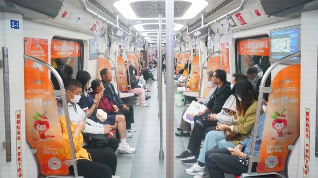 青島地鐵車廂內(nèi)貼紙內(nèi)包車創(chuàng)意車廂廣告，青島地鐵列車廣告價(jià)格