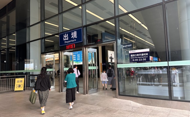 福田口岸出入境必經(jīng)進(jìn)出口墻面燈箱廣告牌，深圳福田口岸廣告價(jià)格