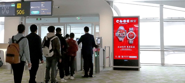 深圳機(jī)場(chǎng)航站樓登機(jī)口電子屏廣告牌，深圳寶安機(jī)場(chǎng)候機(jī)區(qū)廣告價(jià)格