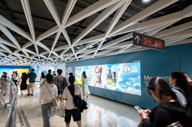 深圳地鐵崗廈北站通道墻貼燈箱廣告投放，深圳地鐵廣告價格收費