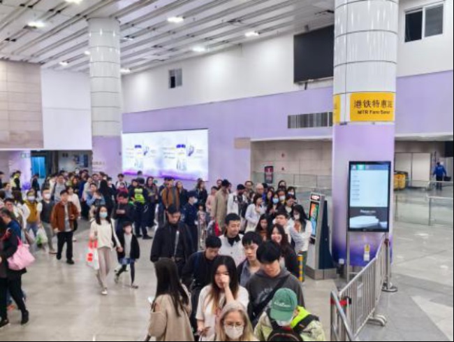 深圳地鐵4號(hào)線福田口岸站廳墻貼廣告投放案例，深圳地鐵廣告價(jià)格