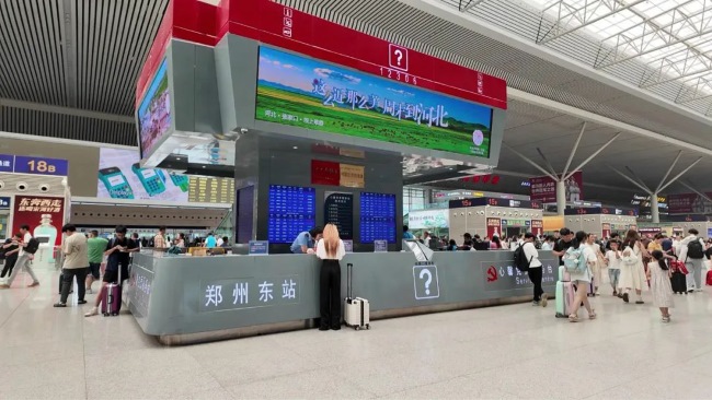 鄭州東站候車大廳中央服務(wù)臺上方LED廣告，鄭州東高鐵大屏廣告價格