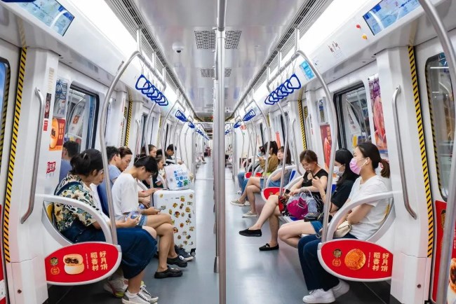 濟(jì)南地鐵1號線車廂創(chuàng)意內(nèi)包車貼廣告投放，濟(jì)南地鐵列車廣告價(jià)格