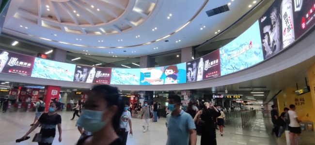 鄭州地鐵紫荊山站換乘大廳弧形LED大屏廣告投放，鄭州地鐵廣告價(jià)格