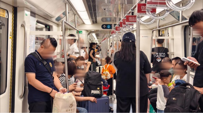 深圳地鐵性價比最高車廂廣告拉手優(yōu)勢案例，深圳地鐵拉手廣告價格