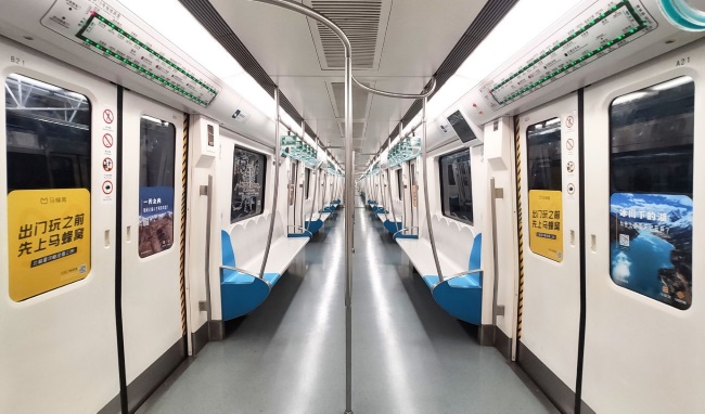 北京地鐵列車門貼廣告投放，北京地鐵車廂玻璃貼廣告價格
