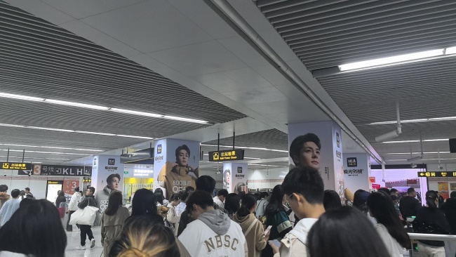 鄭州地鐵站廳包柱廣告投放案例，鄭州地鐵站臺墻貼廣告價格