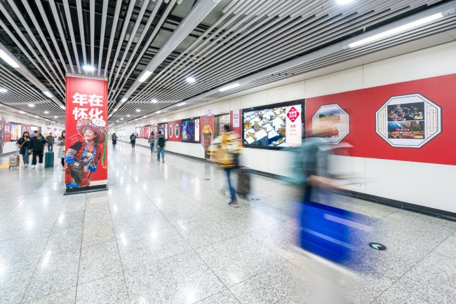長沙地鐵火車南站站通道墻貼廣告投放，長沙地鐵廣告價(jià)格