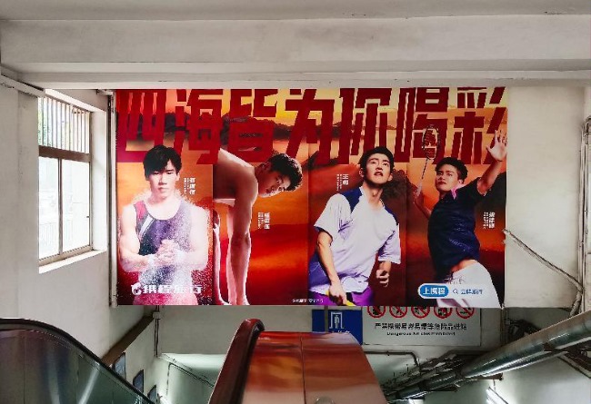 北京地鐵站出入口扶梯正對(duì)梯楣廣告投放，北京地鐵廣告價(jià)格