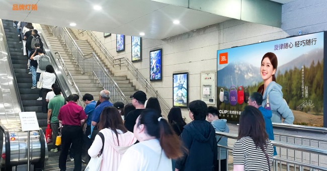北京地鐵國貿(mào)站扶梯兩側(cè)廣告投放，北京地鐵出入口廣告價(jià)格