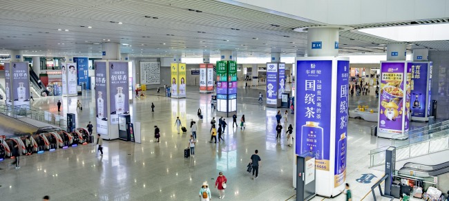 杭州東站出站大廳包柱燈箱廣告，杭州東火車站大屏廣告價(jià)格
