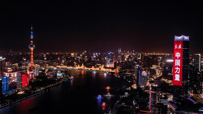 上海外灘地標(biāo)白玉蘭樓體戶外LED廣告投放，上海燈光秀廣告價格