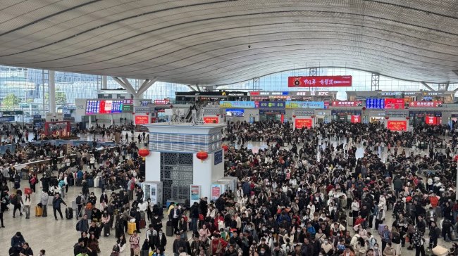 深圳北站候車大廳檢票口上方LED，深圳北高鐵大屏廣告價(jià)格