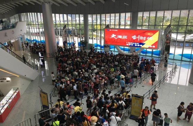 深圳蛇口郵輪中心廣告位的區(qū)位優(yōu)勢(shì)和投放策略。第一戶(hù)外傳媒代理相關(guān)廣告的案例及效果如何？