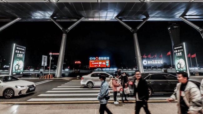 詳細介紹一下貴陽龍洞堡機場媒體位置，并說明第一戶外傳媒代理哪些廣告位？