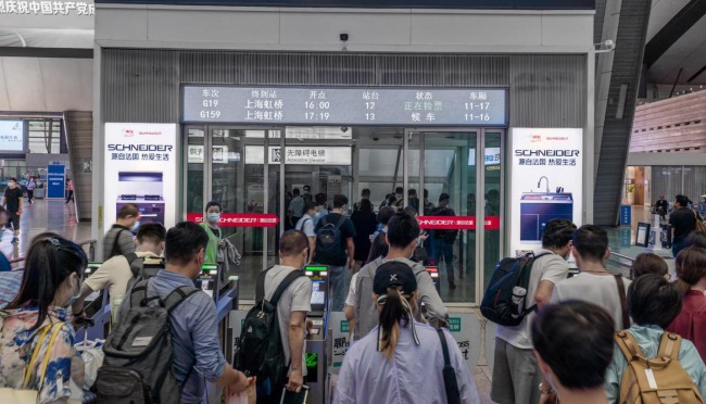 北京南高鐵站檢票口玻璃門貼墻貼廣告投放，北京南站廣告價格