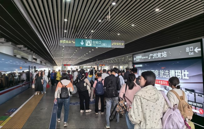 廣州南站高鐵站臺燈箱廣告投放，廣州南站大屏廣告價格