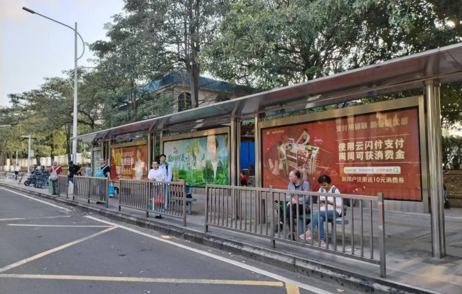 ?？诠徽九_燈箱廣告投放，海口巴士候車亭廣告價格