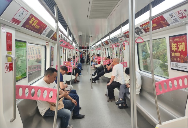 重慶地鐵列車語音冠名價格，重慶地鐵車廂播音導向廣告投放