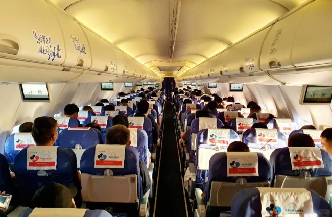 河北航空機艙電視廣告投放，河北航空飛機客艙桌板貼廣告價格
