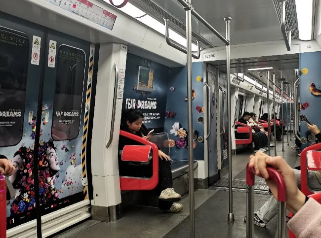 佛山地鐵2號線內(nèi)包車貼廣告投放案例，佛山地鐵車廂廣告價(jià)格