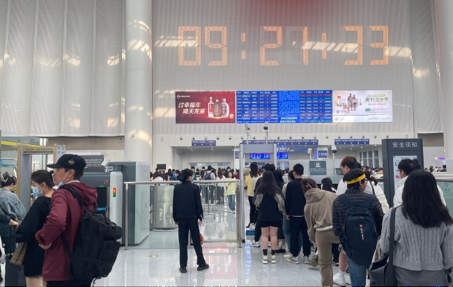 東莞虎門站候車廳檢票口上方燈箱廣告投放，虎門高鐵站廣告價格