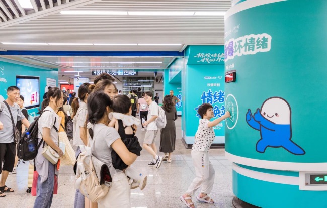 長(zhǎng)沙地鐵換乘通道墻貼包柱廣告投放，長(zhǎng)沙地鐵站墻畫廣告價(jià)格