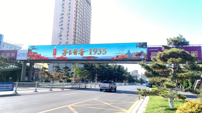 濟(jì)寧主干道天橋雙面LED廣告投放，濟(jì)寧路面上方大屏廣告價(jià)格