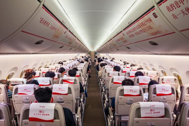 東方航空機(jī)艙頭枕巾廣告投放，東航飛機(jī)客艙機(jī)載廣告價(jià)格