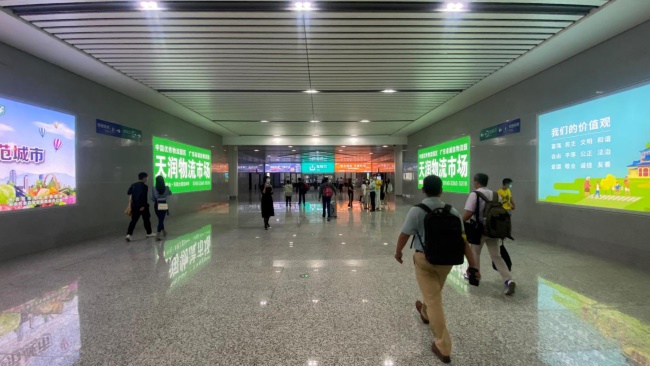 江門站高鐵出站口廣告投放，江門火車站出站通道墻面廣告價(jià)格