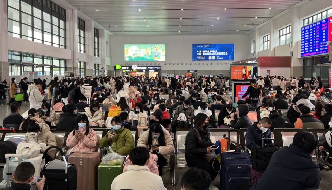 普寧站高鐵候車大廳燈箱廣告投放，普寧火車站通道廣告價格