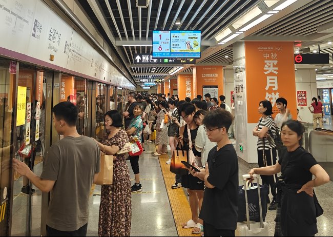 南寧地鐵金湖廣場站候車區(qū)包柱廣告投放，南寧地鐵廣告價格